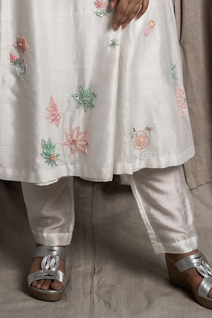 White Embroidered Kurta Set by Varsana Boutique at Pernia's Pop Up Shop