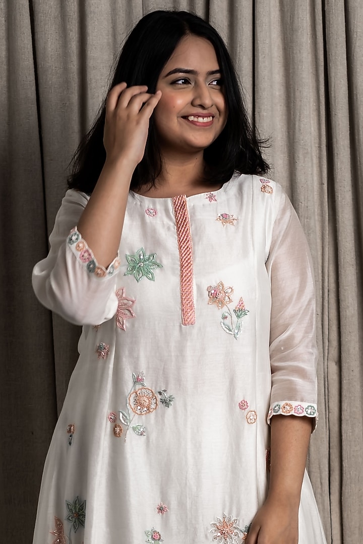White Embroidered Kurta Set by Varsana Boutique at Pernia's Pop Up Shop