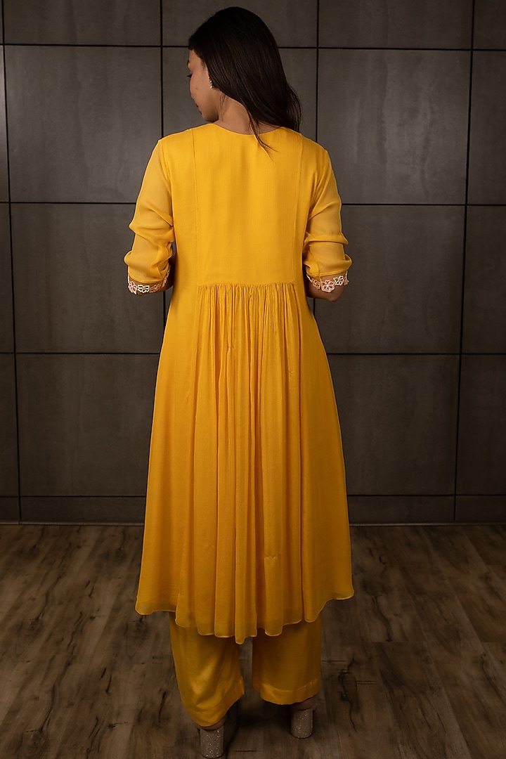 Yellow Embroidered Kurta Set by Varsana Boutique at Pernia's Pop Up Shop
