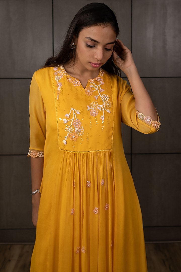 Yellow Embroidered Kurta Set by Varsana Boutique at Pernia's Pop Up Shop