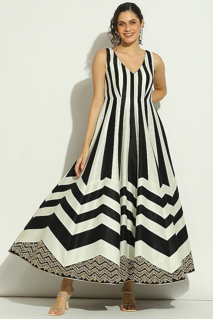 Black & White Dupion Silk Chevron Printed Bridal Anarkali Set by Vandana Sethi at Pernia's Pop Up Shop