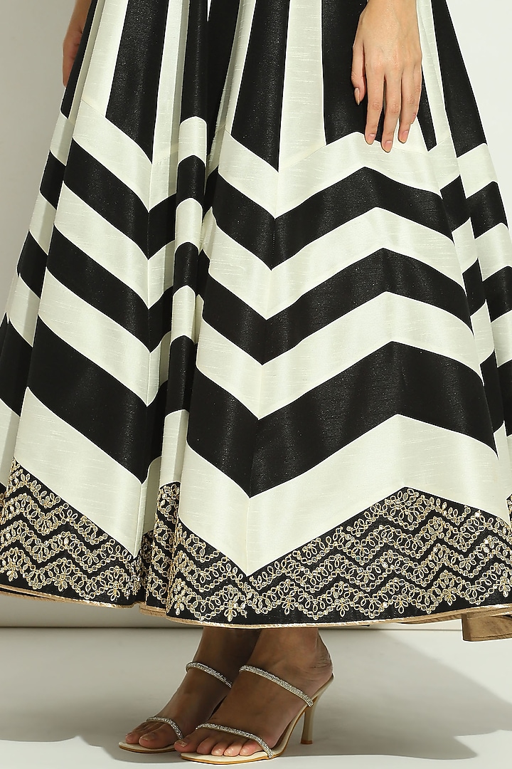 Black & White Dupion Silk Chevron Printed Bridal Anarkali Set by Vandana Sethi at Pernia's Pop Up Shop