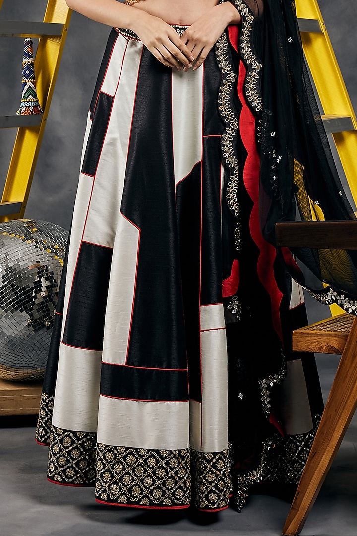 Black & White Dupion Silk Mirror Work Wedding Lehenga Set by Vandana Sethi at Pernia's Pop Up Shop