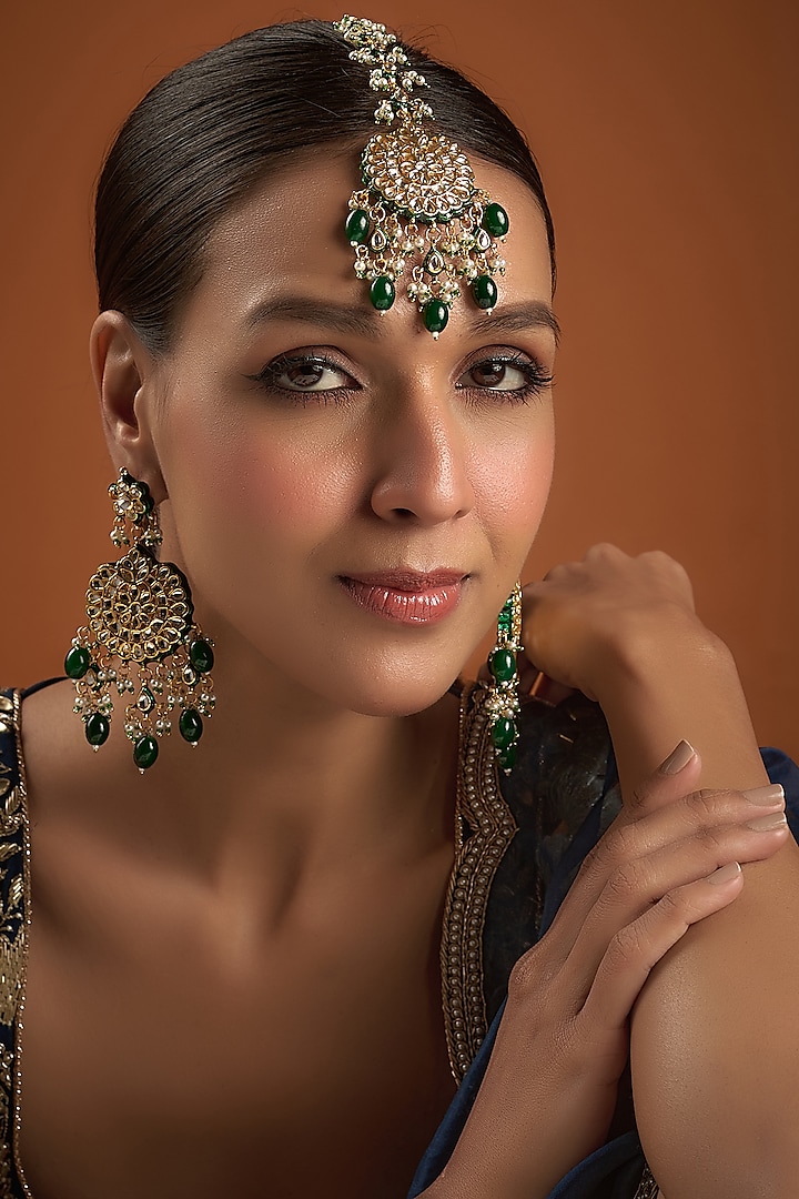 Gold Finish Kundan Polki & Emerald Synthetic Stone Dangler Earrings With Maangtikka by VASTRAA Jewellery at Pernia's Pop Up Shop