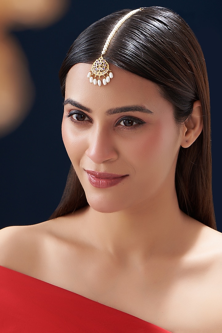 Gold Finish Kundan Polki & Pearl Maang Tikka by VASTRAA Jewellery at Pernia's Pop Up Shop