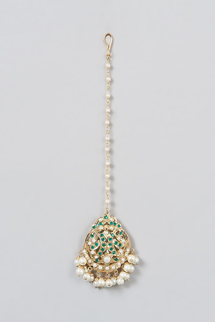 Gold Finish Kundan Polki & Pearl Drop Maang Tikka by VASTRAA Jewellery at Pernia's Pop Up Shop