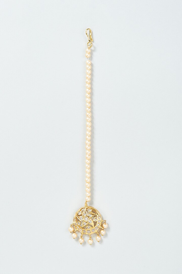 Gold Finish Kundan Polki & Pearl Maang Tikka by VASTRAA Jewellery at Pernia's Pop Up Shop