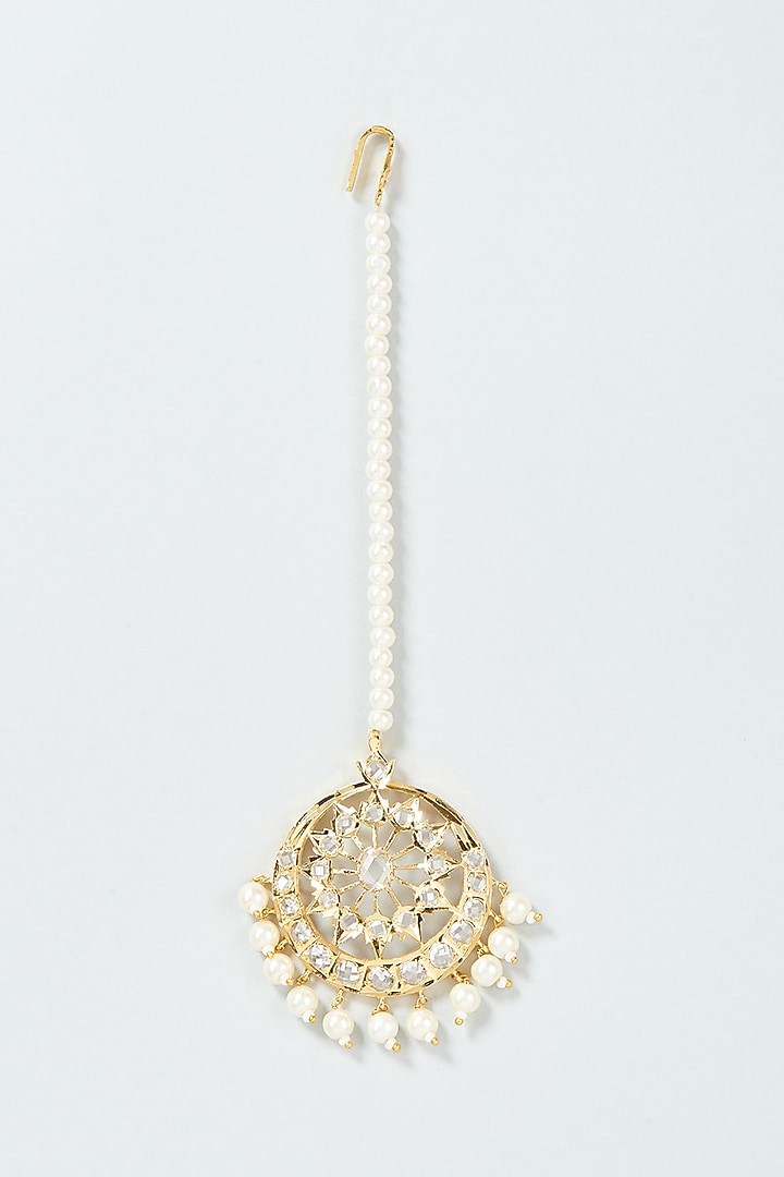 Gold Finish Kundan Polki & Pearl Maang Tikka by VASTRAA Jewellery at Pernia's Pop Up Shop