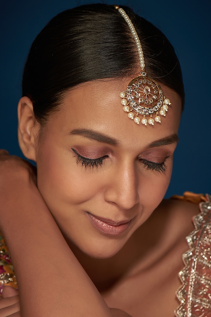 Gold Finish Kundan Polki & Pearl Maang Tikka by VASTRAA Jewellery at Pernia's Pop Up Shop