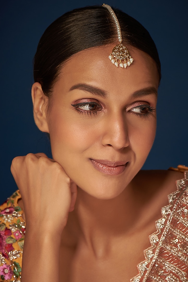 Gold Finish Kundan Polki & Pearl Maang Tikka by VASTRAA Jewellery at Pernia's Pop Up Shop