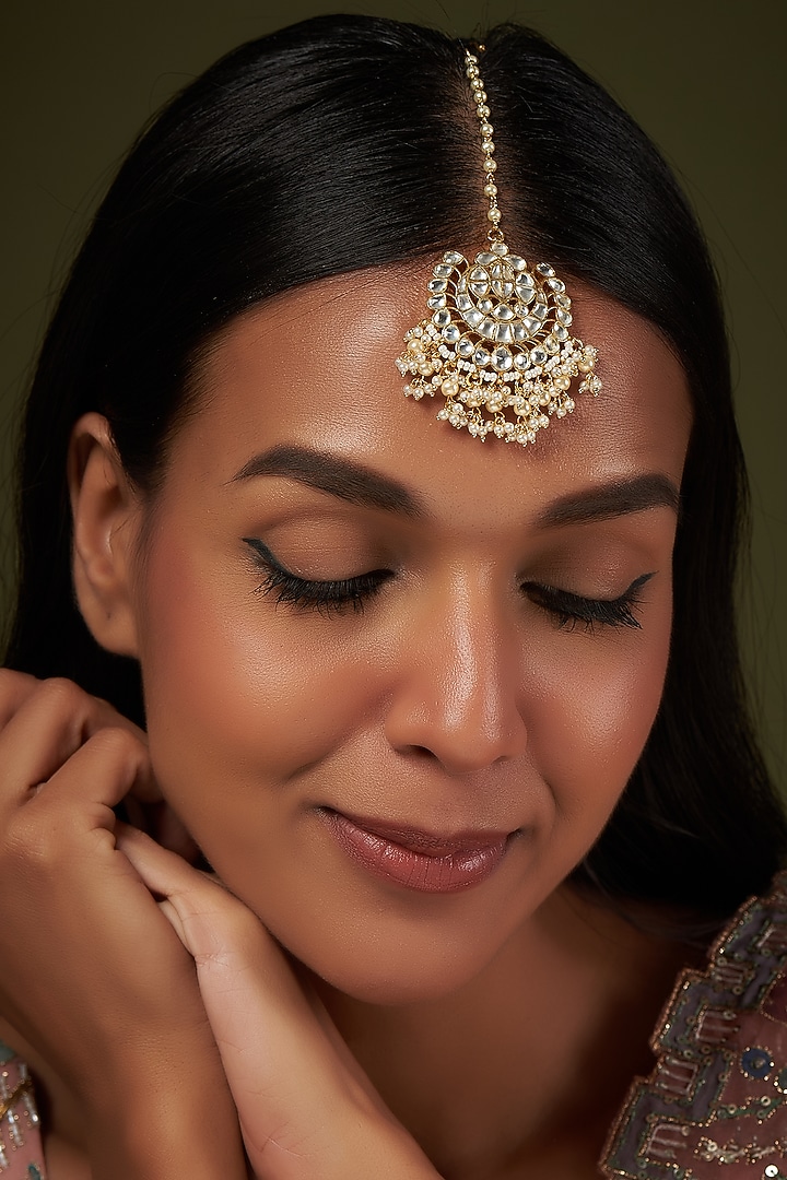 Gold Finish Kundan Polki & Pearl Maang Tikka by VASTRAA Jewellery at Pernia's Pop Up Shop