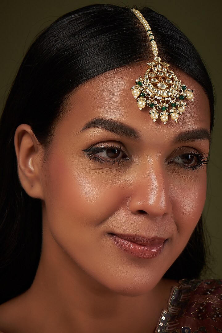 Gold Finish Kundan Polki & Pearl Maang Tikka by VASTRAA Jewellery at Pernia's Pop Up Shop