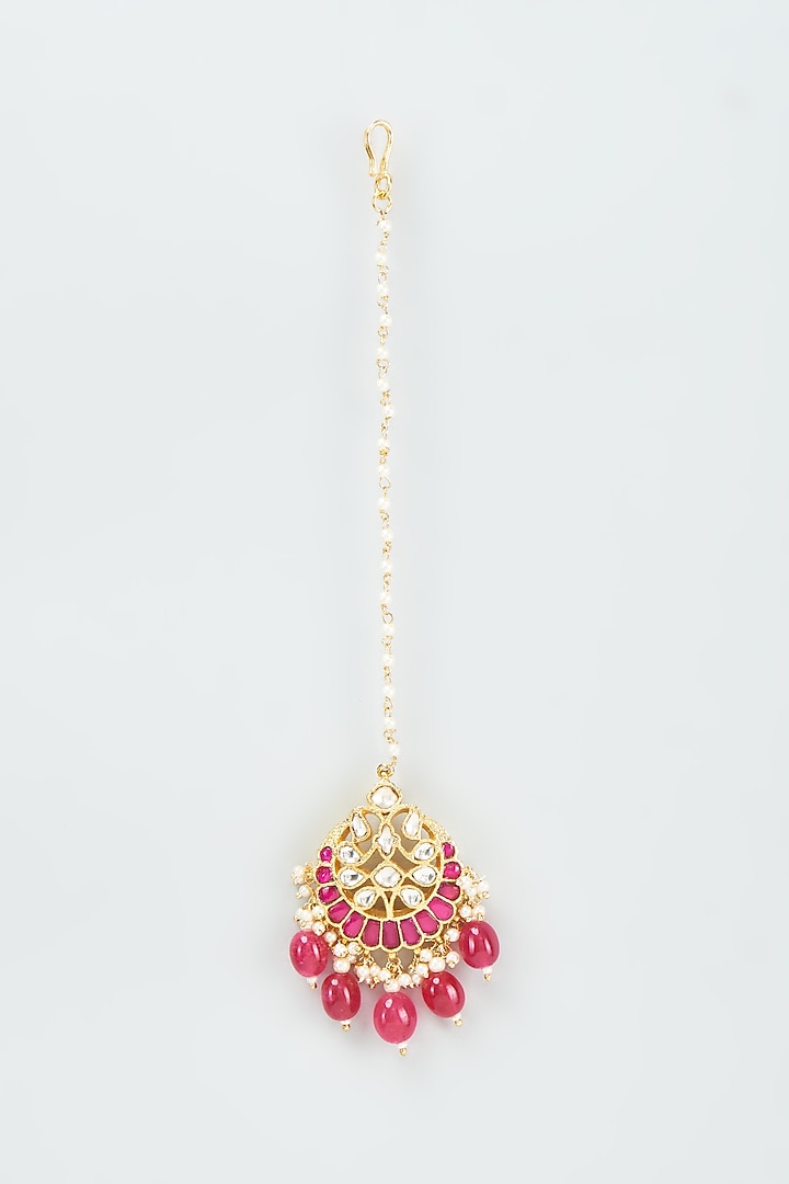 Gold Finish Kundan Polki & Ruby Maang Tikka by VASTRAA Jewellery at Pernia's Pop Up Shop
