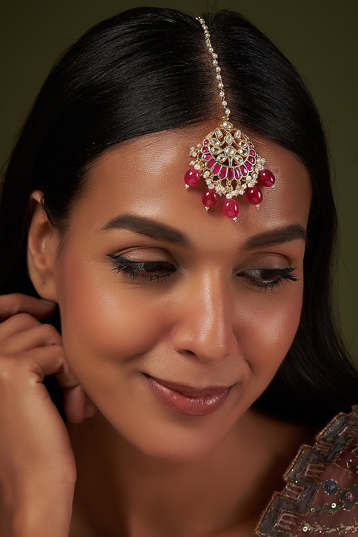 Gold Finish Kundan Polki & Ruby Maang Tikka by VASTRAA Jewellery at Pernia's Pop Up Shop