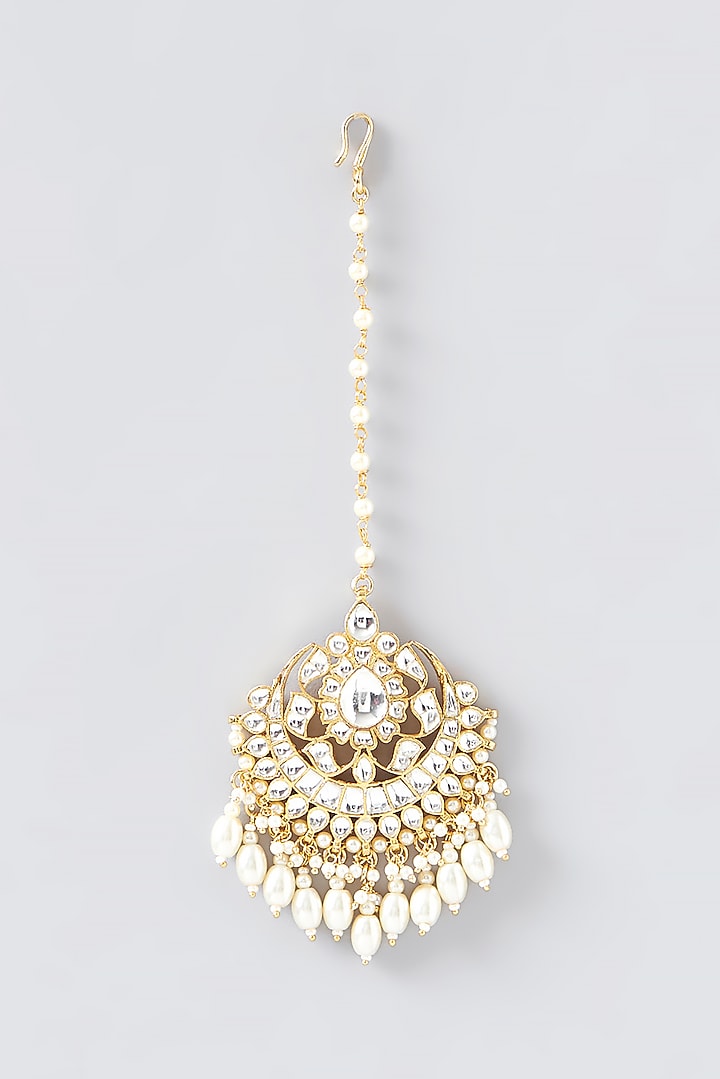 Gold Finish Kundan Polki Maang Tikka by VASTRAA Jewellery at Pernia's Pop Up Shop