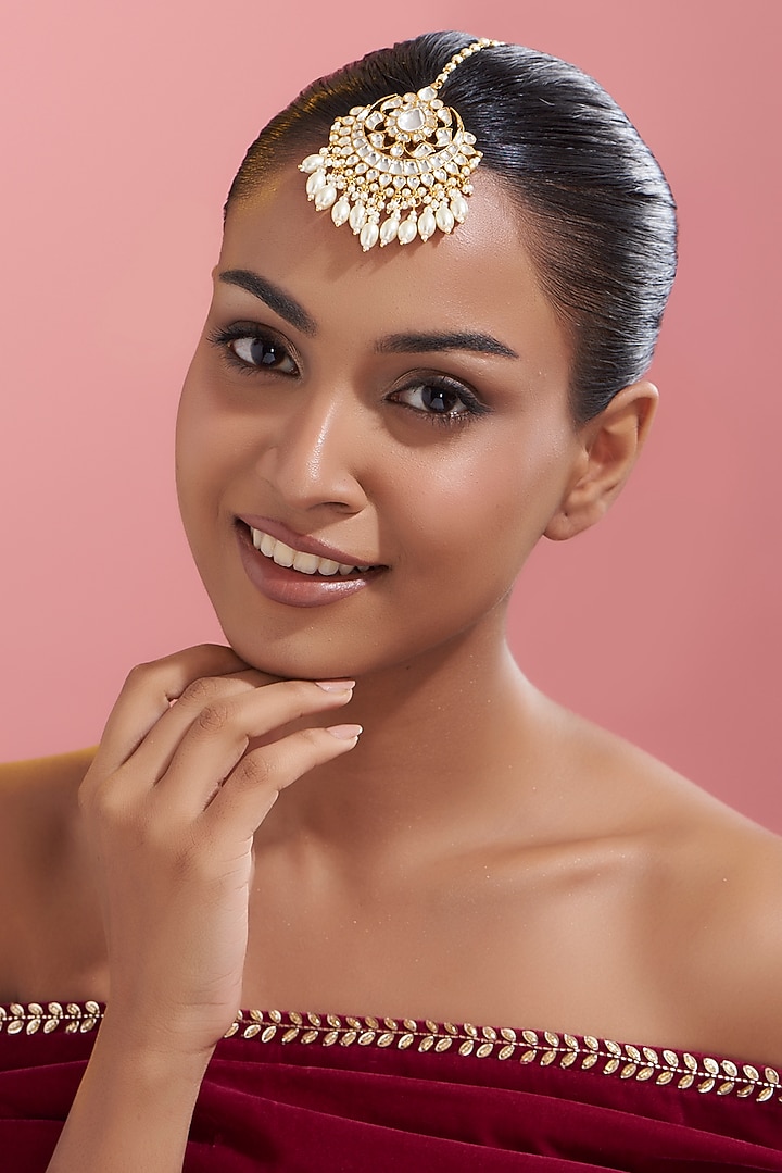 Gold Finish Kundan Polki Maang Tikka by VASTRAA Jewellery at Pernia's Pop Up Shop