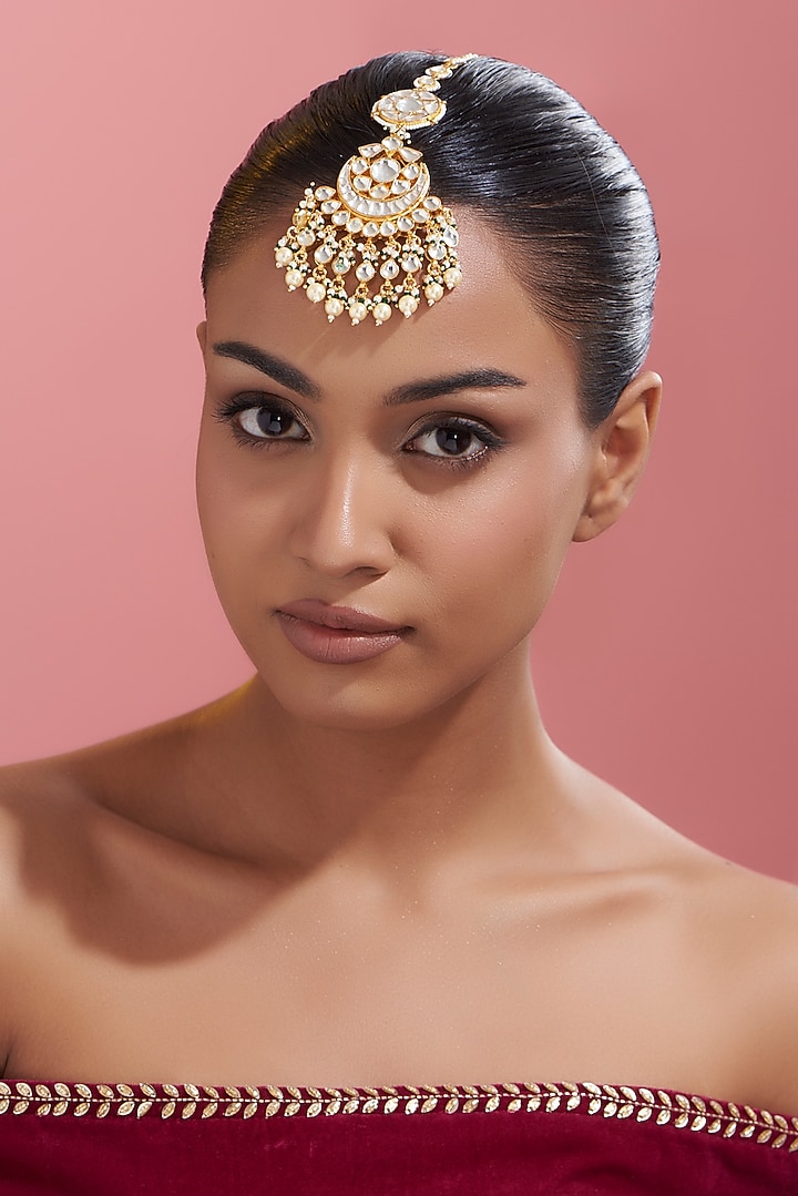 Gold Finish Kundan Polki & Pearl Maang Tikka by VASTRAA Jewellery at Pernia's Pop Up Shop