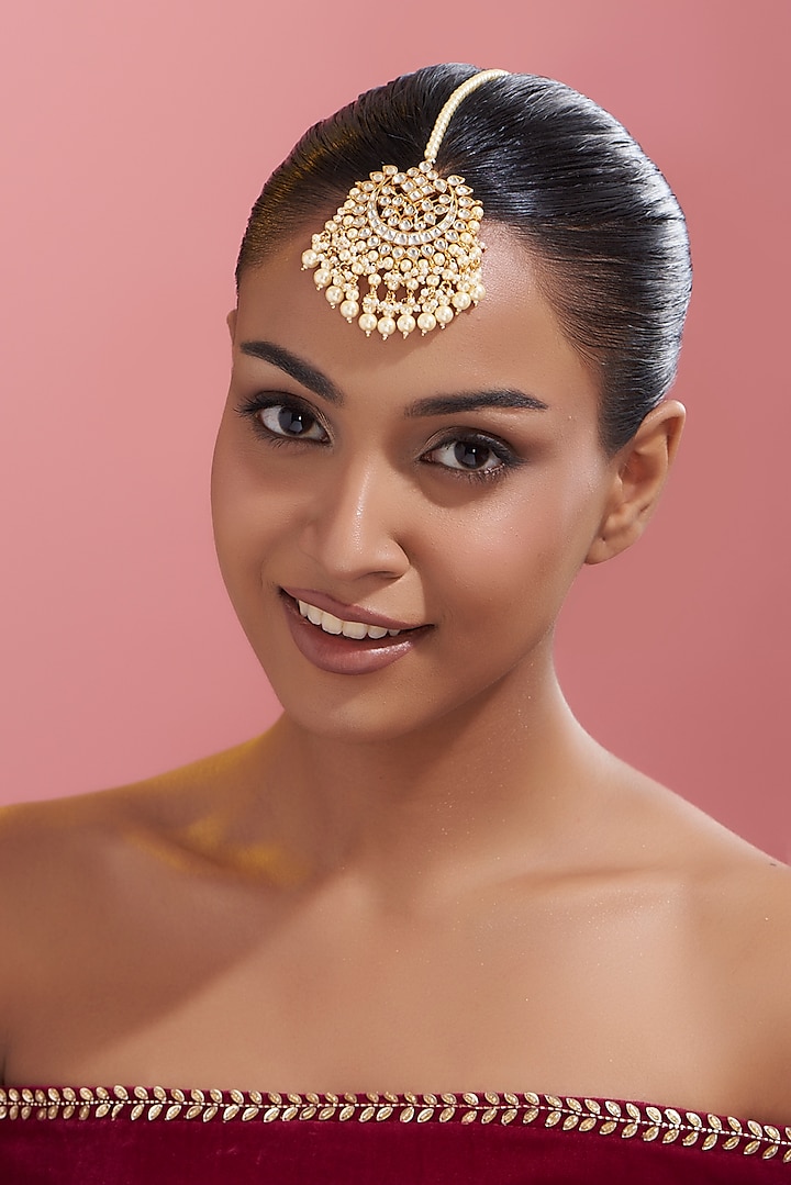 Gold Finish Kundan Polki & Pearl Maang Tikka by VASTRAA Jewellery at Pernia's Pop Up Shop