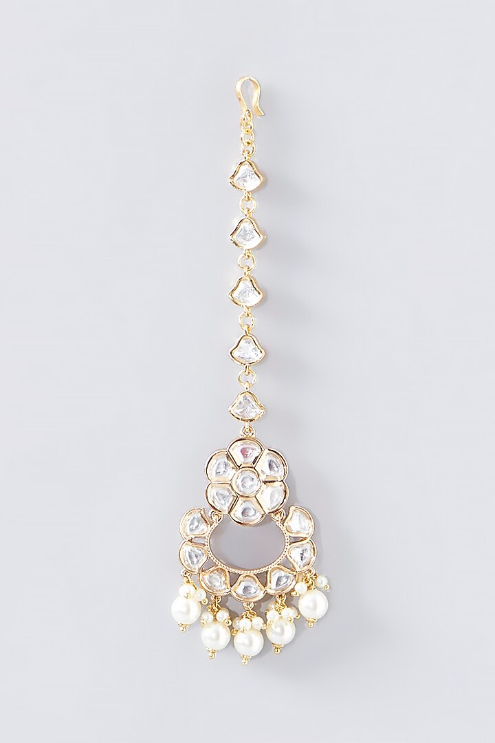 Gold Finish Kundan Polki & Pearl Maang Tikka by VASTRAA Jewellery at Pernia's Pop Up Shop