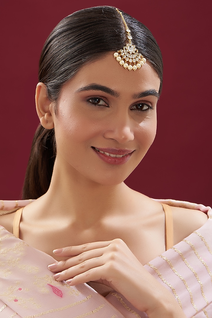 Gold Finish Kundan Polki & Pearl Maang Tikka by VASTRAA Jewellery at Pernia's Pop Up Shop