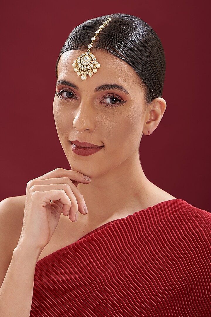 Gold Finish Kundan Polki & Pearl Maang Tikka by VASTRAA Jewellery at Pernia's Pop Up Shop
