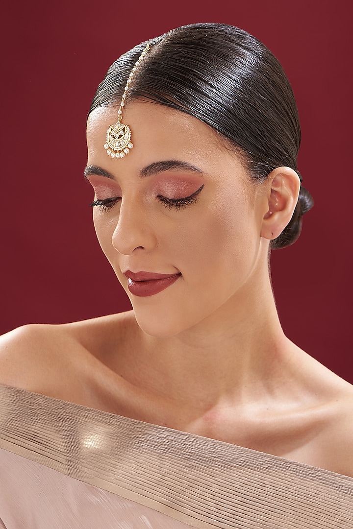 Gold Finish Kundan Polki & Pearl Maang Tikka by VASTRAA Jewellery at Pernia's Pop Up Shop