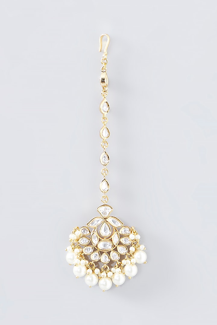 Gold Finish Kundan Polki Maang Tikka by VASTRAA Jewellery at Pernia's Pop Up Shop