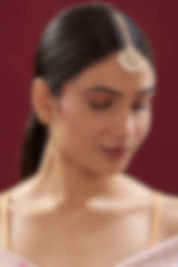 Gold Finish Kundan Polki Maang Tikka by VASTRAA Jewellery at Pernia's Pop Up Shop