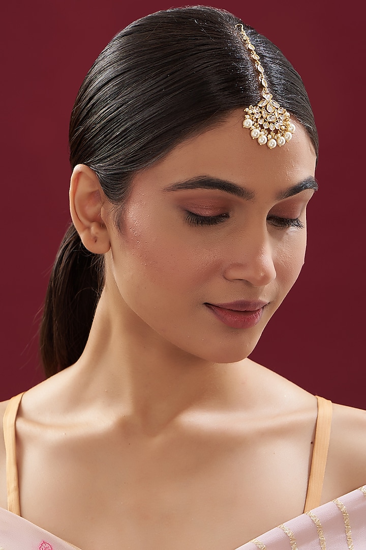 Gold Finish Kundan Polki Maang Tikka by VASTRAA Jewellery at Pernia's Pop Up Shop