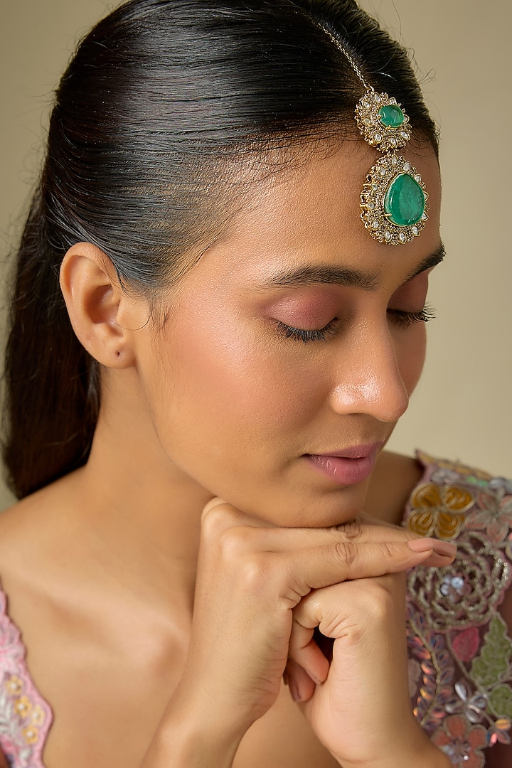 Gold Finish Kundan Polki & Emerald Stone Maangtikka by VASTRAA Jewellery at Pernia's Pop Up Shop
