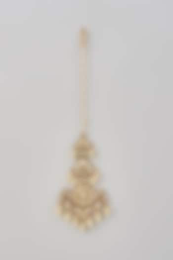 Gold Finish Kundan Polki Maang Tikka by VASTRAA Jewellery at Pernia's Pop Up Shop