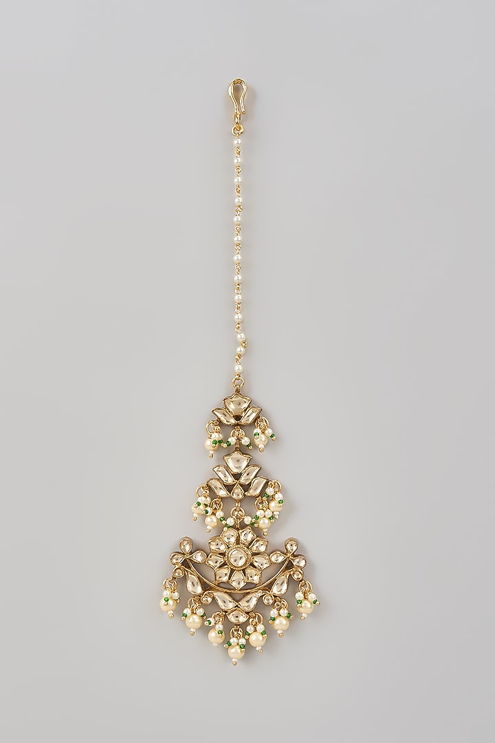 Gold Finish Kundan Polki Maang Tikka by VASTRAA Jewellery at Pernia's Pop Up Shop