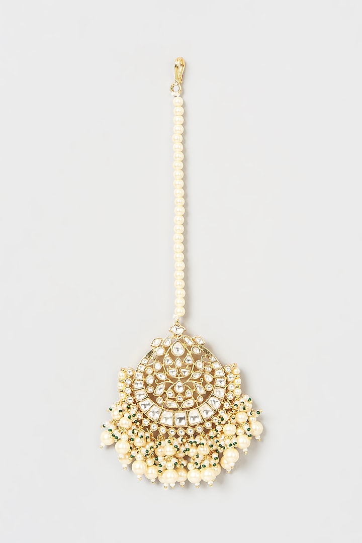 Gold Finish Pearl & Pachi Kundan Polki Maang Tikka by VASTRAA Jewellery at Pernia's Pop Up Shop