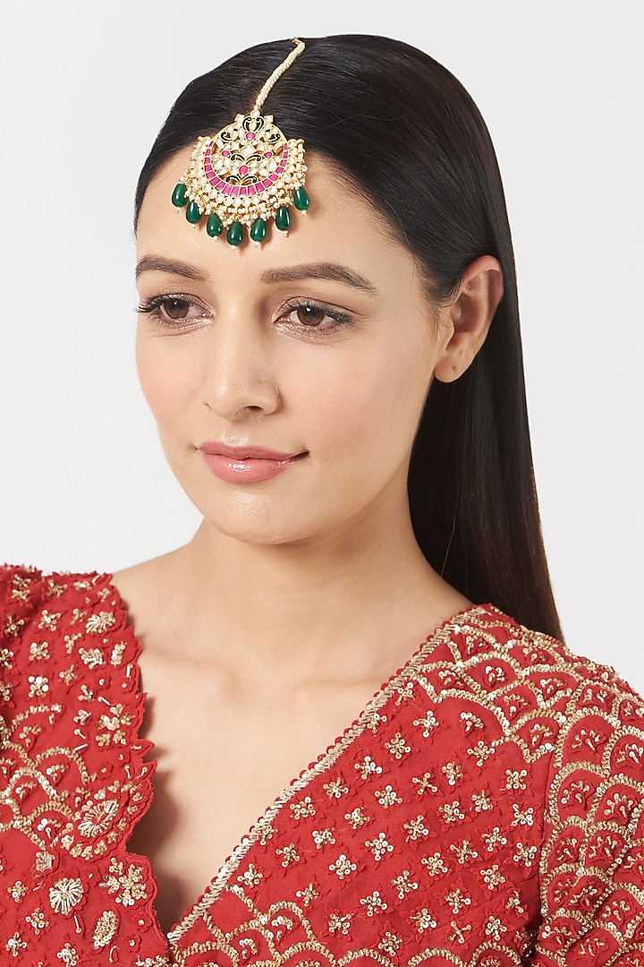 Gold Finish Green Stone & Kundan Polki Maang Tikka by VASTRAA Jewellery at Pernia's Pop Up Shop