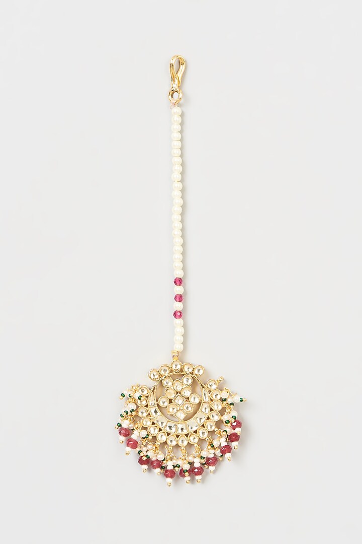 Gold Finish Kundan Polki & Red Stone Maang Tikka by VASTRAA Jewellery at Pernia's Pop Up Shop