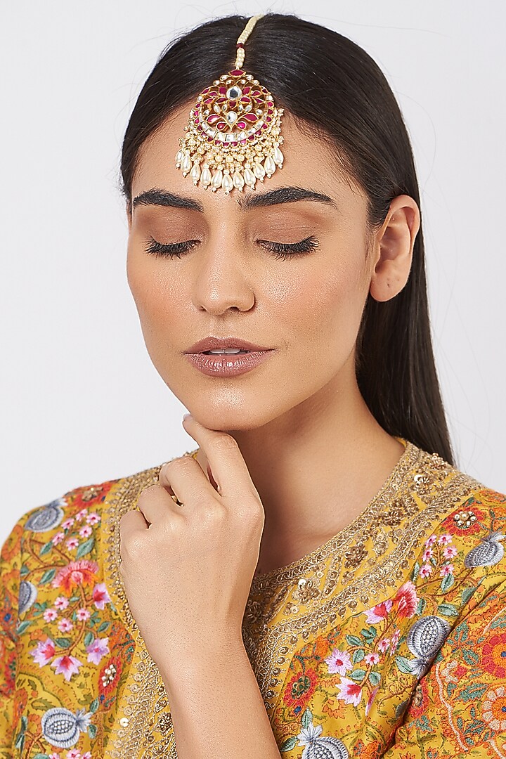 Gold Finish Kundan Polki & Pearl Maang Tikka by VASTRAA Jewellery at Pernia's Pop Up Shop