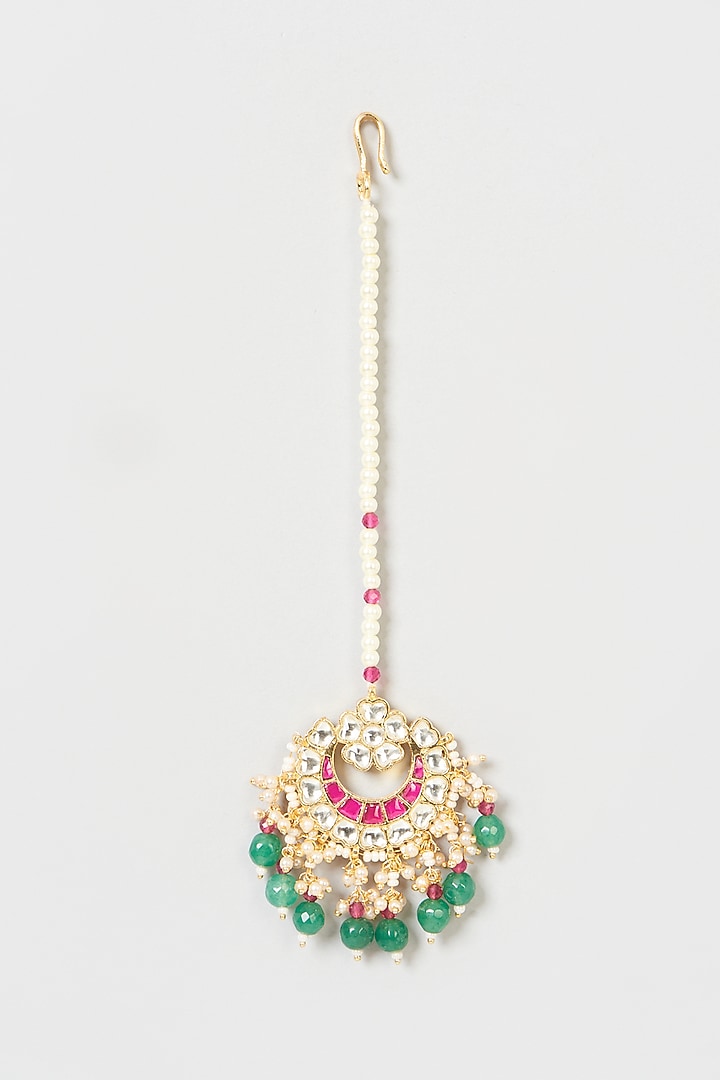 Gold Finish Kundan Polki & Green Stone Maang Tikka by VASTRAA Jewellery at Pernia's Pop Up Shop