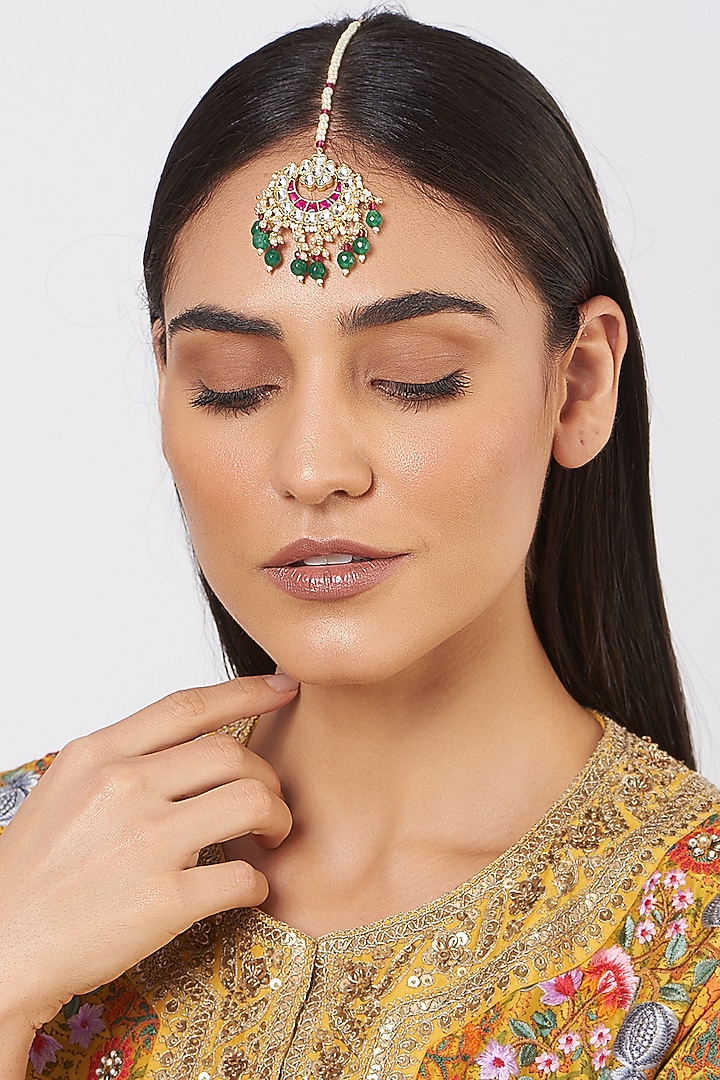 Gold Finish Kundan Polki & Green Stone Maang Tikka by VASTRAA Jewellery at Pernia's Pop Up Shop