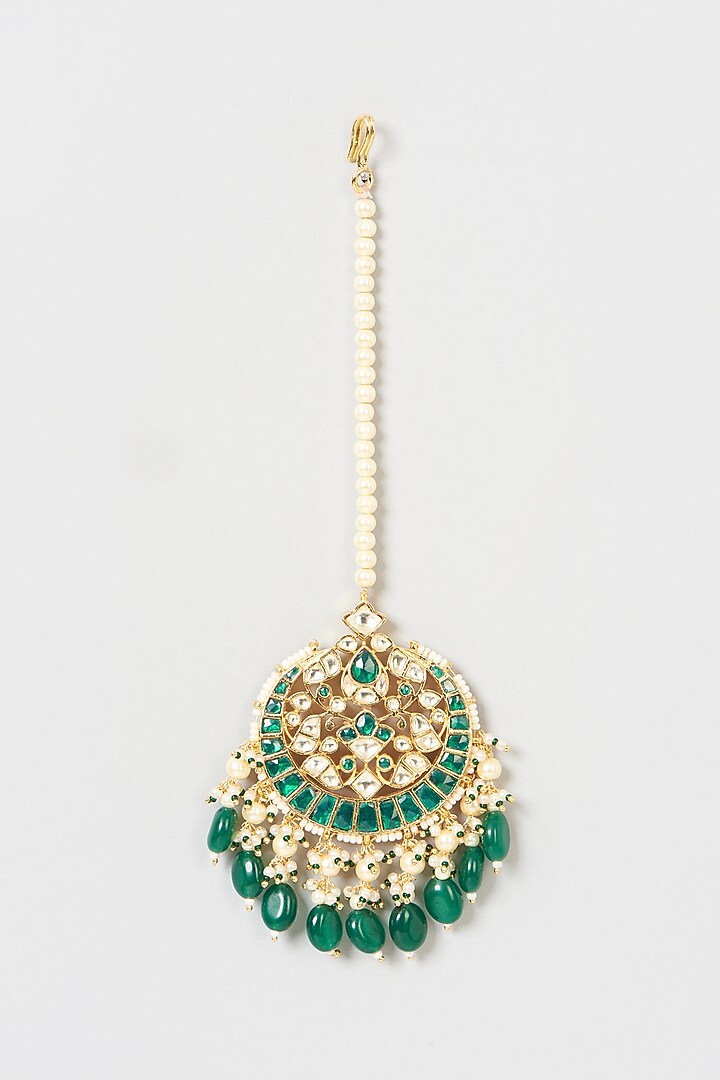 Gold Finish Kundan Polki & Green Stone Maang Tikka by VASTRAA Jewellery at Pernia's Pop Up Shop