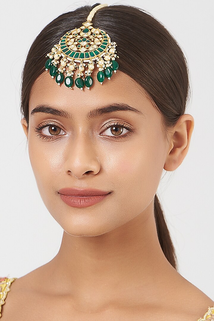 Gold Finish Kundan Polki & Green Stone Maang Tikka by VASTRAA Jewellery at Pernia's Pop Up Shop