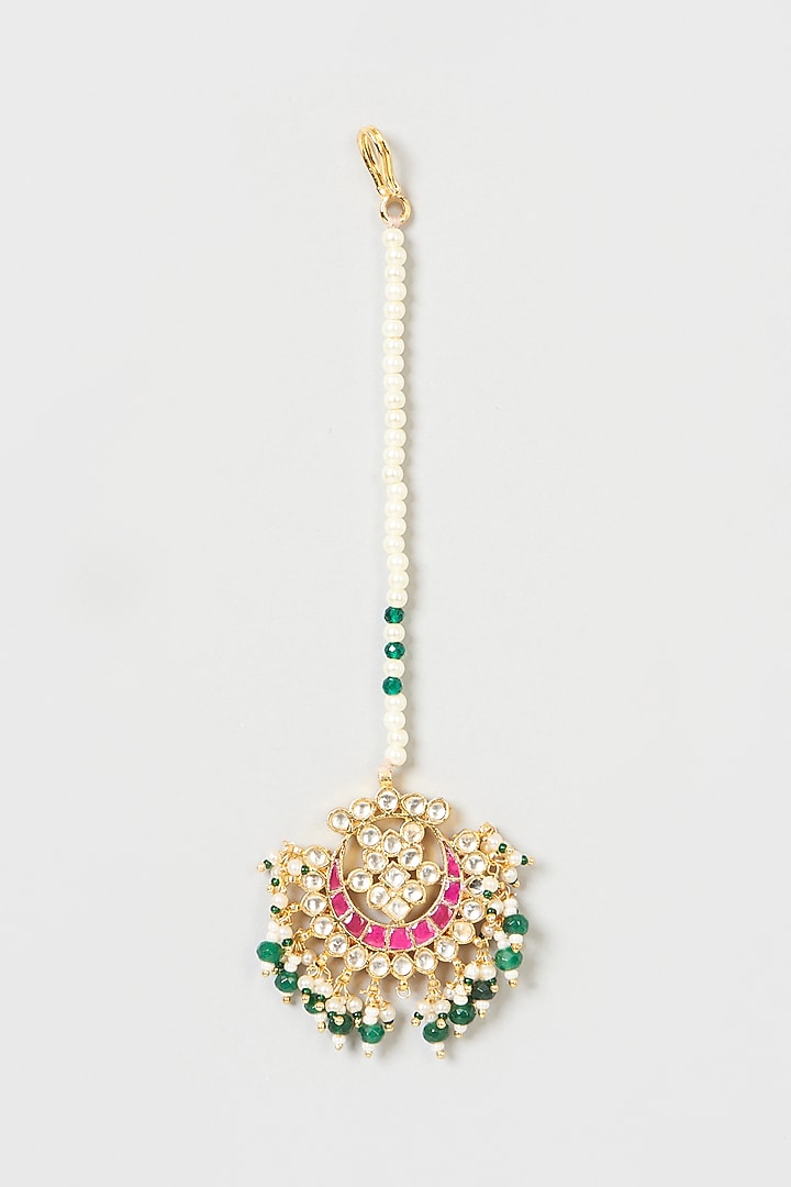 Gold Finish Kundan Polki & Green Stone Maang Tikka by VASTRAA Jewellery at Pernia's Pop Up Shop