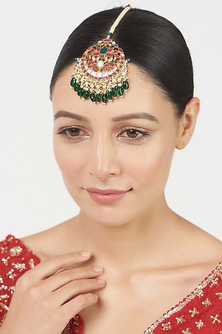 Gold Finish Kundan Polki & Green Beaded Maang Tikka by VASTRAA Jewellery at Pernia's Pop Up Shop
