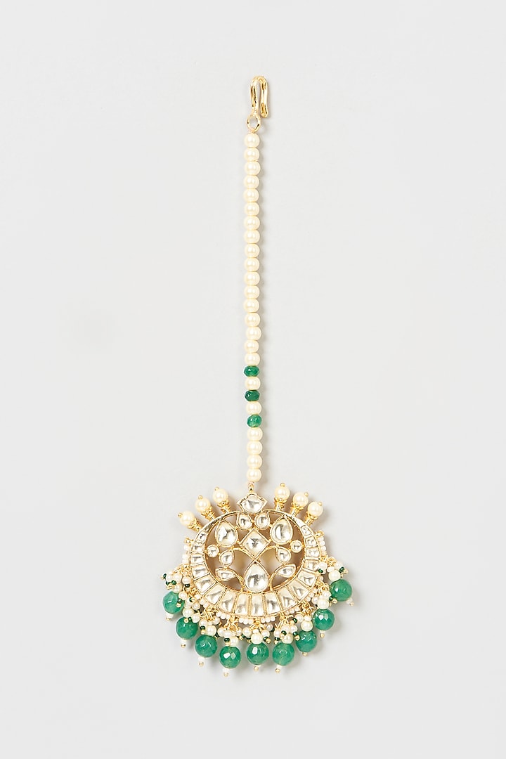Gold Finish Green Stone & Kundan Polki Maang Tikka by VASTRAA Jewellery at Pernia's Pop Up Shop