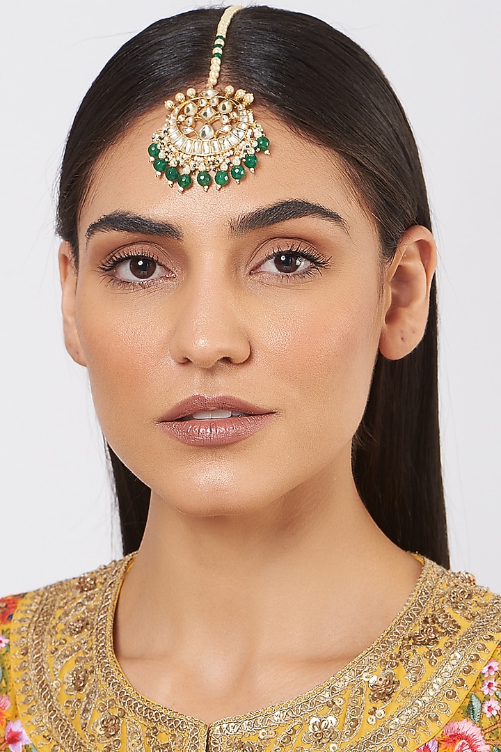 Gold Finish Green Stone & Kundan Polki Maang Tikka by VASTRAA Jewellery at Pernia's Pop Up Shop