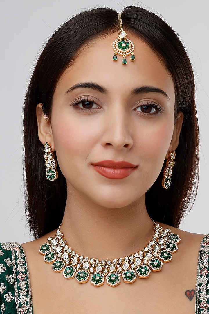 Gold Finish Kundan Polki & Emerald Necklace Set by VASTRAA Jewellery at Pernia's Pop Up Shop
