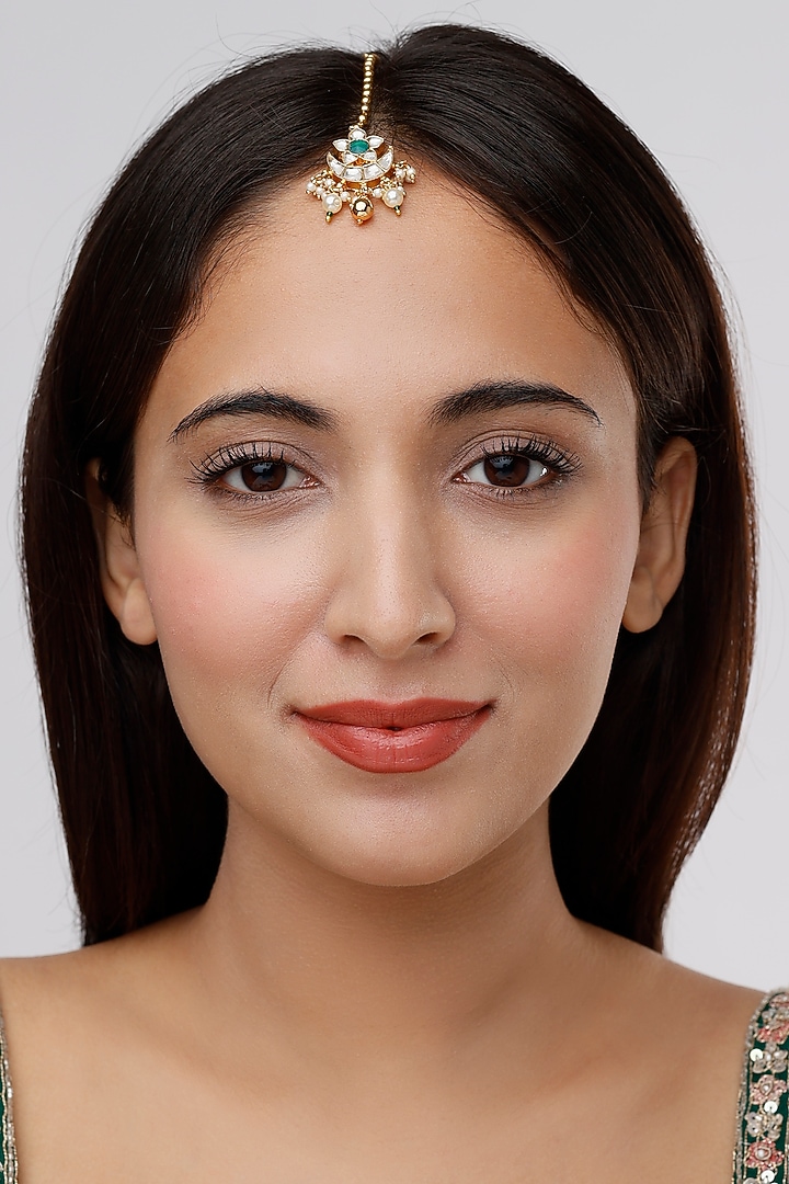 Gold Finish Kundan Polki Maang Tikka by VASTRAA Jewellery at Pernia's Pop Up Shop