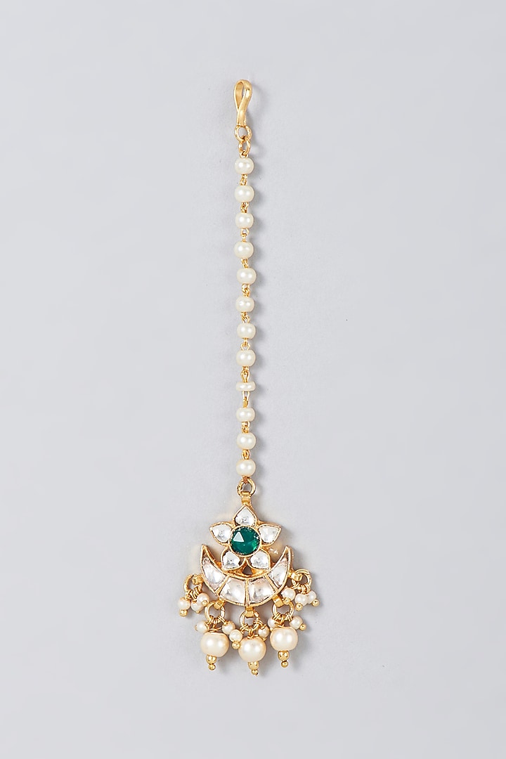 Gold Finish Pearl & Kundan Polki Maang Tikka by VASTRAA Jewellery at Pernia's Pop Up Shop