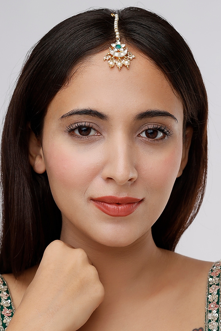 Gold Finish Pearl & Kundan Polki Maang Tikka by VASTRAA Jewellery at Pernia's Pop Up Shop