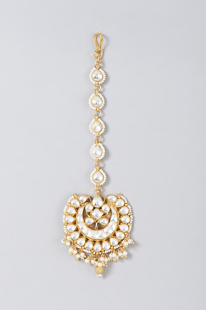 Gold Finish Pearl & Kundan Polki Maang Tikka by VASTRAA Jewellery at Pernia's Pop Up Shop
