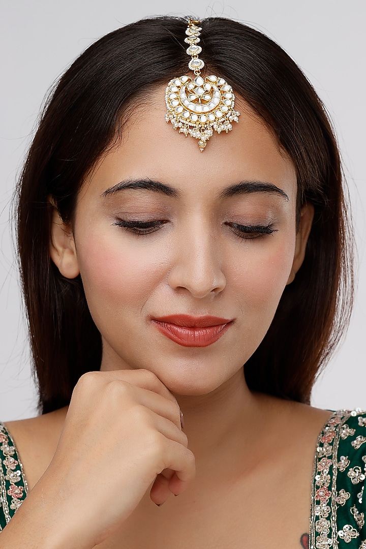 Gold Finish Pearl & Kundan Polki Maang Tikka by VASTRAA Jewellery at Pernia's Pop Up Shop